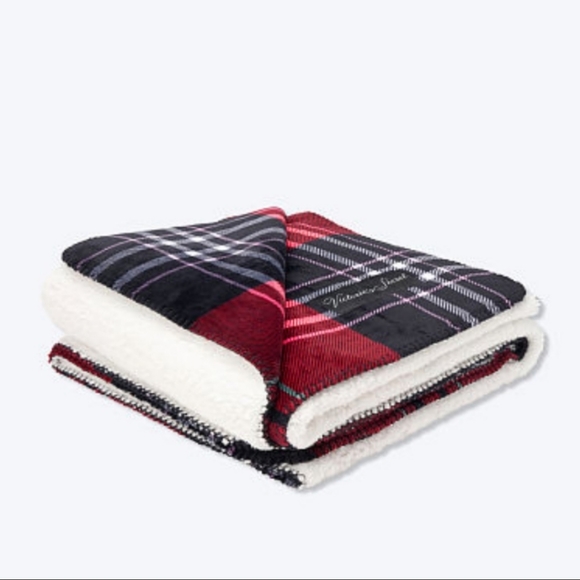 Victoria's Secret Plaid Sherpa Blanket NIP - Picture 3 of 5